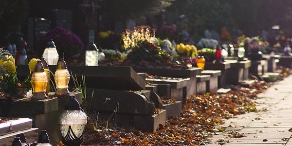 Zasiłek pogrzebowy: komu przysługuje i jak złożyć wniosek? | planujpogrzeb.pl